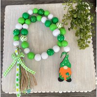 Bauernhaus St. Patricks Day Gnom Girlande, Kobold, Pattys Decor, Tiered Tray Shamrocks, Holzperlengirlande von lazydaisyfarmhouse