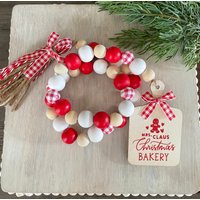 Bauernhaus Weihnachtsgirlande, Mrs. Claus Bäckerei Lebkuchen, Holz Perlen Girlande, Weihnachten Tiered Tablett Dekor von lazydaisyfarmhouse