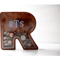Personalisierte Anfangsbuchstaben-Förmige Holzmünzenbank - 10 Schriftarten Und 5 Farben Verfügbar Personalisierte Anfangsbuchstaben-Förmige Holzmünzenbank - 10 Schriftarten Und 5 Farben Verfügbar von leftcoastweddings