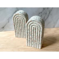 Modernes Terrazzo Bogen Buchstützen Set Für Haus Und Büro Dekor von leftcornerdecor