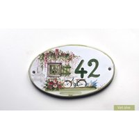 Personalisiertes Ovales Hausschild Für Die Außenseite Des Hauses Personalisiertes Ovales Hausschild Für Die Außenseite Des Hauses von lescarreauxdeLydia