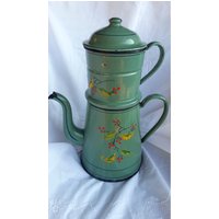 Alte, Emaillierte Kaffeemaschine Mit Stechpalmenmotiv, Vintage-Kaffeemaschine in Grüner Farbe, Große, Rote Stechpalmen-Kaffeemaschine Aus Alte, Emaillierte Kaffeemaschine Mit Stechpalmenmotiv, Vintage-Kaffeemaschine in Grüner Farbe, Große, Rote Stechpalmen-Kaffeemaschine Aus von lestresorsdenelly