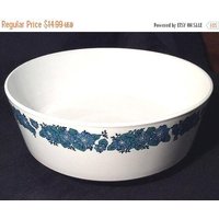 Auf Verkauf Centura Evening Song Runde Gemüse Servier Schüssel Blau Floral Auf Weiß Geschirr von libertyhallgirl