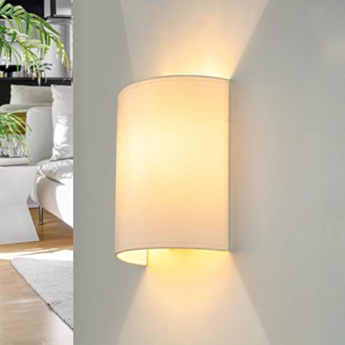 Licht-Erlebnisse Wandleuchte aus Stoff in Weiß für Wohnzimmer Schlafzimmer T:9,5 cm E27 Up & Down halbrund blendarm gemütliche Flur Wandlampe ALICE von Licht-Erlebnisse