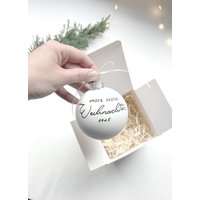 Christbaumkugel Weiss Matt - Weihnachtskugel, Von Hand Kalligrafiert, Individuell Personalisiert, Aus Glas, Ø 8 cm Christbaumkugel Weiss Matt - Weihnachtskugel, Von Hand Kalligrafiert, Individuell Personalisiert, Aus Glas, Ø 8 cm von liebeerikaShop