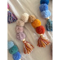 Bommel-Regenbogen | Mobile Pompom Bommel Wandbehang Makramee von liebsxpialaureen
