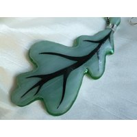 Apfelgrün Und Graublau Geschmolzen, Handbemaltes Buntglas, Sonnenfänger Aus Eichenblatt von lightbirdglass
