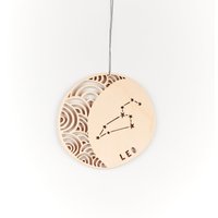 Leo Astrology Personalisiertes Ornament - Lasercut Birkenholz von lightpaper