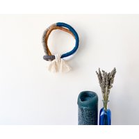 Handgeknüpfte Runde Wandskulptur Aus Naturfasern, Mini-Garn Gewickelter Knoten, Makramee-Wandkunst von liloufiberart