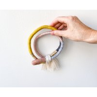 Kleine Makramee Seil Wandkunst, Moderne Faser Kunst Ornament Dekor, Dekorativer Garn Hoop Gewickelt Wandbehang Kleine Makramee Seil Wandkunst, Moderne Faser Kunst Ornament Dekor, Dekorativer Garn Hoop Gewickelt Wandbehang von liloufiberart