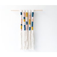 Stilvolles, Modernes Makramee-Wanddekor - Strukturiertes Fransendesign Mit Quasten Handgefertigtes Kunststück von liloufiberart