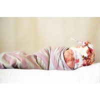 Lila Gestreifte Baby Swaddle Decke Weicher Strickstoff, Groß 115x114cm Lila Gestreifte Baby Swaddle Decke Weicher Strickstoff, Groß 115x114cm von lippybrand