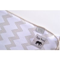 Chevron Baby Decke Beige-Weisses Stricktuch | 80x100cm Chevron Baby Decke Beige-Weisses Stricktuch | 80x100cm von lippybrand