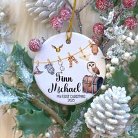 Personalisierte Keramik Weihnachtsverzierung, Baby Zauberer Zaubererverzierung, 1.weihnachtsverzierung, Personalisiertes Andenken Personalisierte Keramik Weihnachtsverzierung, Baby Zauberer Zaubererverzierung, 1.weihnachtsverzierung, Personalisiertes Andenken von littlechickypaperie