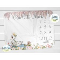 Schwan Florale Meilenstein Decke, Monatliche Fotodecke, Personalisierte Baby Andenken Shower Geschenk, Neues Geschenk von littlechickypaperie