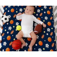 Bambus-stiftblatt, Sport-Kinderzimmer, Jungen-Kinderzimmer, Basketball-Fußball-Baseball-Baby-Kinderbettblatt, Super Weiches Sbettblatt Bambus-stiftblatt, Sport-Kinderzimmer, Jungen-Kinderzimmer, Basketball-Fußball-Baseball-Baby-Kinderbettblatt, Super Weiches Sbettblatt von littlecrownsandcapes