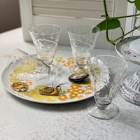 Set Aus 4 Cocktailgläsern Mit Sockel Und Zartem Ätzmuster // 60Er Jahre Mid Century Modern Retro Home von littlekitvintage