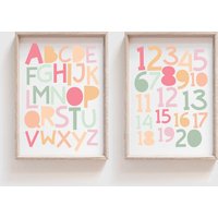 2Er Set Alphabet Und Zahlen Spielzimmer Poster, Abc Druck, Pastell Poster Für Mädchen, Wandkunst Mädchen von littlelearnersprints