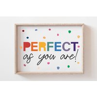 Perfekt Wie Sie Sind Poster Druck, Mädchen Kinderzimmer Poster, Spielzimmer Drucke, Wandkunst, Regenbogen Prints, Schlafzimmer Zitate von littlelearnersprints