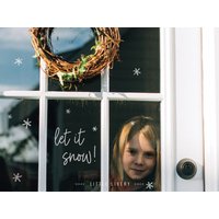 Let It Snow Fenstersticker Aus Satinierter Folie, Für Alle Glasflächen Geeignet, Auch Glastüren Wahlweise Mit Sternflocken von littlelivery