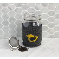 Weckglas Gemütlich - Gelben Vogel Auf Kohle Grau Filz, Pint Glas Größe von littletidbitsofjoy