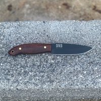 Maßgeschneidertes Handgefertigtes Allzweckmesser Mit Fester Klinge Aus 1095-Kohlenstoffstahl Und Lederscheide | Walnussholz von livewithanedge