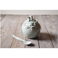 Alice Im Wunderland Zuckerdose Und Kleiner Teelöffel - Made To Order Steingut Mit Rosen in Hellblauer Glasur Alice Im Wunderland Zuckerdose Und Kleiner Teelöffel - Made To Order Steingut Mit Rosen in Hellblauer Glasur von lofficina