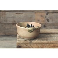 Braune Steinzeug Schale Mit Blauen Pilzen Und Moos - Handgemachte Keramik von lofficina
