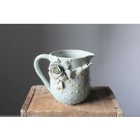 Milchkrug - Hellblau Mit Pinken Rosen Und Punkten Made To Order Steingut von lofficina