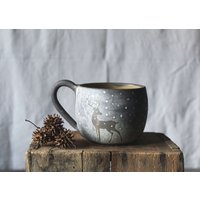 "Schwarze Steingut Teetasse ""Das Lauschende Rotwild"" - Made To Order." von lofficina