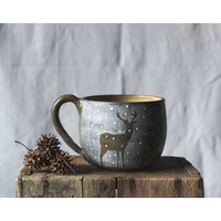 Schwarze Steinzeug Tee Tasse ""The Hirsch"" von lofficina