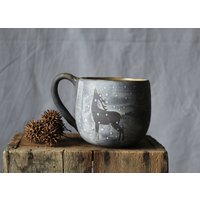 Schwarze Teetasse Aus Steingut „Der Hirsch Schnüffelt Die Luft" von lofficina