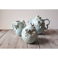 "Set "Alice Im Wunderland" Teekanne, Milchkännchen, Zuckerdose Und Kleiner Teelöffel - Made To Order Steingut Mit Rosen in Hellblauer Glasur." von lofficina