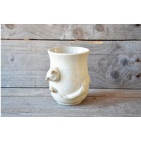 Spielende Katze - Steinzeug Teebecher in Creme Steingut Teetasse Spielende Katze - Steinzeug Teebecher in Creme Steingut Teetasse von lofficina