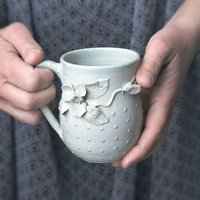 Steingut Tee Tasse Mit Einem Stiefmütterchen Handgefertigte Keramik - Steinzeug Hellblau Becher Steingut Tee Tasse Mit Einem Stiefmütterchen Handgefertigte Keramik - Steinzeug Hellblau Becher von lofficina