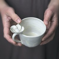 steinzeug Tasse Mit Einer Anemonenblüte - Teetasse in Creme von lofficina