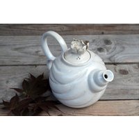 Waterlily Teekanne - Made To Order Steingut Mit Einer Seerose Blume Weiße Glasur von lofficina