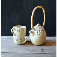 steinzeug Set Aus Teekanne Und Zwei Teetassen - Made To Order Kleine Blumen Cremefarbene Glasur Made To Order von lofficina