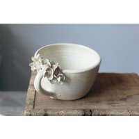 Steinzeug Tasse "Hortensie" - Steingut Teetasse in Creme von lofficina