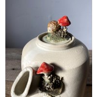 Handgefertigte Steinzeug Teekanne Mit Igel & Pilzen - Made To Order Handgefertigte Steinzeug Teekanne Mit Igel & Pilzen - Made To Order von lofficina