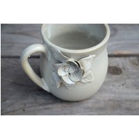 steinzeug Teetasse in Creme Mit Anemone - Handgemachte Keramik Becher von lofficina