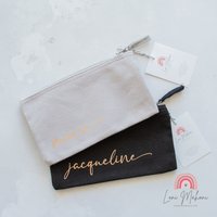 Personalisierte Tasche, Mäppchen, Kosmetiktasche, Federmäppchen, Mit Elegantem Druck Eures Wunschnamens in Handlettering-Optik von lonimahoni