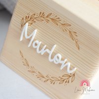 Spardose Aus Holz, Personalisiert Mit Lasergravur Und Acrykbuchstabe, Motiv Kranz Als Geschenk Für Kinder Spardose Aus Holz, Personalisiert Mit Lasergravur Und Acrykbuchstabe, Motiv Kranz Als Geschenk Für Kinder von lonimahoni