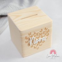 Spardose Aus Holz, Personalisiert Mit Lasergravur Und Acrylbuchstabe, Motiv Schmetterlingsherz Als Geschenk Für Kinder von lonimahoni