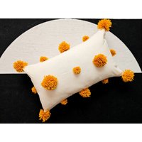 Handgefertigtes Orangefarbenes Pom Lendenkissen Aus Baumwolle, Pompom Kissen, Gemütliches Wohndekor von loopconceptstore