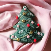 "Handgefertigtes Stanznadel Dekokissen "Weihnachtsbaum" Mit Glöckchen." "Handgefertigtes Stanznadel Dekokissen "Weihnachtsbaum" Mit Glöckchen." von loopconceptstore