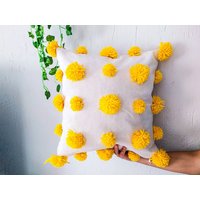 Neon Gelb Pom Kissenbezug Aus Baumwolle, Eclectic Home Decor von loopconceptstore