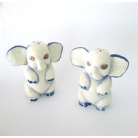 Blau Weißer Elefant Salz Pfefferstreuer Made in Occupied Japan Housewarming Good Luck von looseendsvintage
