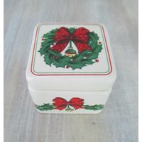 Keramik Deckeldose // Verlobungsring Teelicht Keramikschmuck Kranz Glöckchen Schleife Ilex Beeren von looseendsvintage