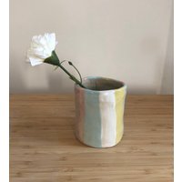 Candy Vase Mit Pastellfarbenen Streifen von lovelyceramic